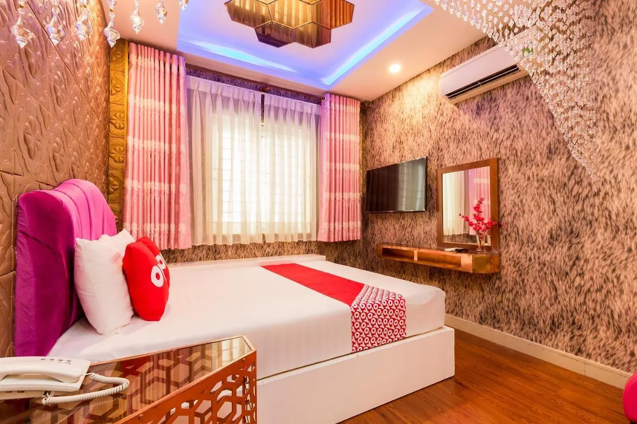 Oyo 1108 Iboss Hotel ホーチミン市